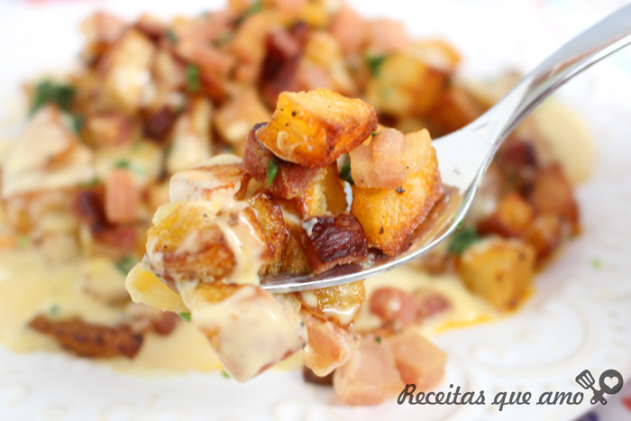 Batata com creme de queijo e bacon