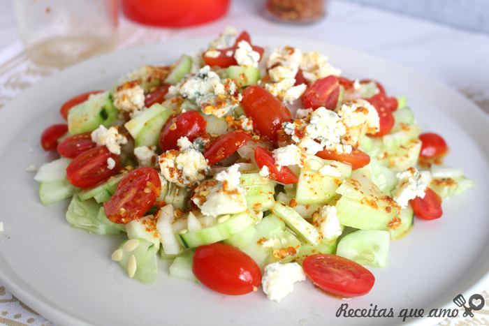Salada com molho picante