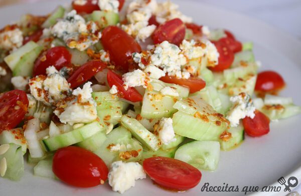 Salada com molho picante