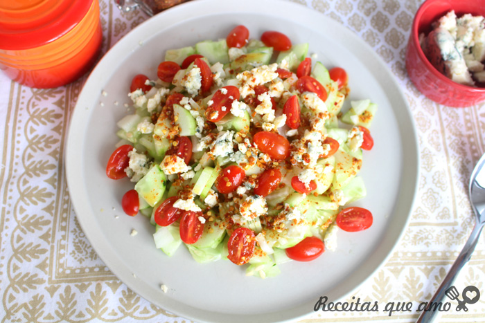 Salada com molho picante