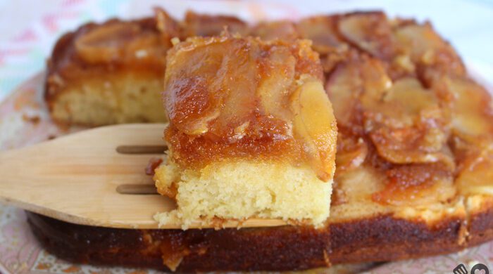 Bolo de maçã caramelizada