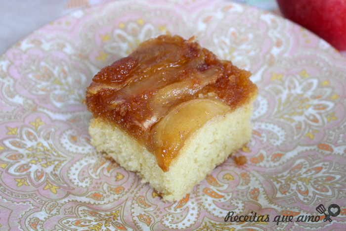 Bolo de maçã caramelizada