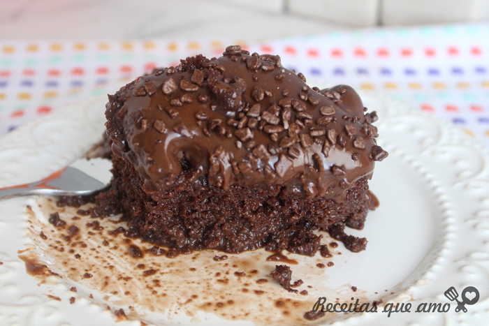 Bolo de chocolate molhadão Bolo de chocolate molhadão