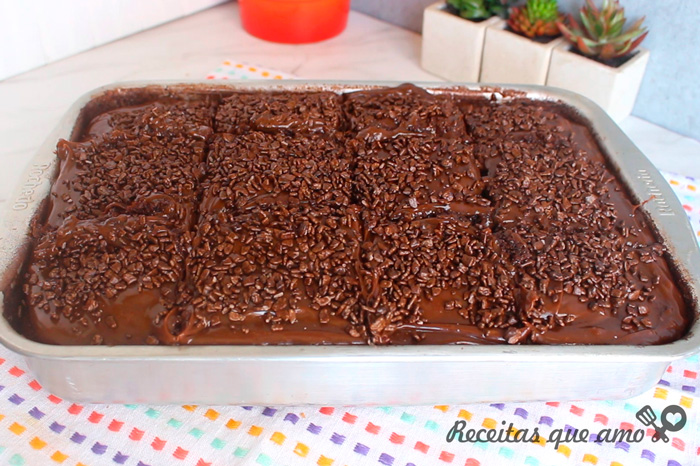 Bolo de chocolate molhadão Bolo de chocolate molhadão