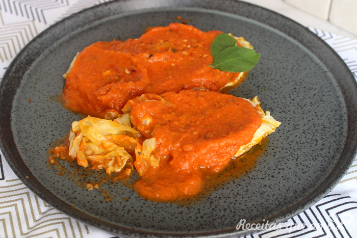 Repolho com molho de tomates assados