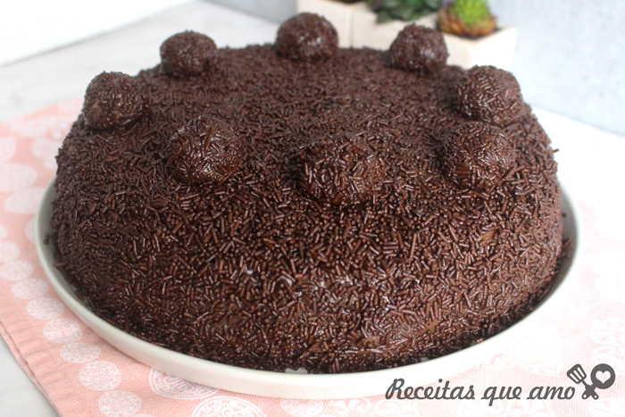Bolo de chocolate com doce de leite Bolo de chocolate com doce de leite
