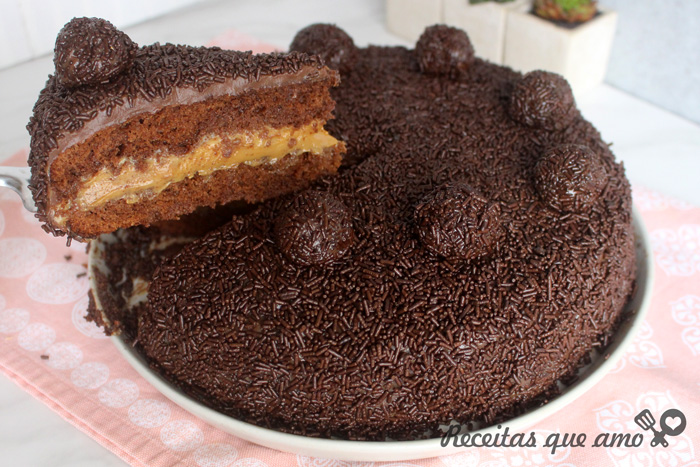 Bolo de chocolate com doce de leite