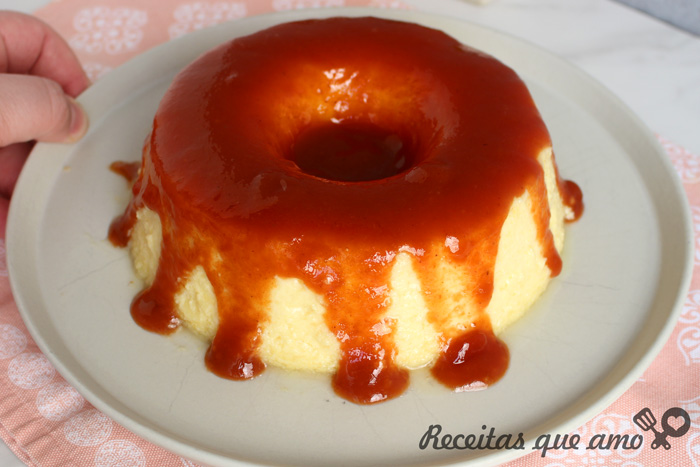 Pudim de milho com calda de goiabada