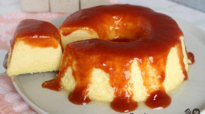 Pudim de milho com calda de goiabada