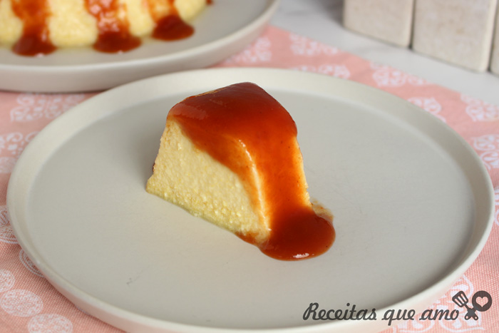 Pudim de milho com calda de goiabada