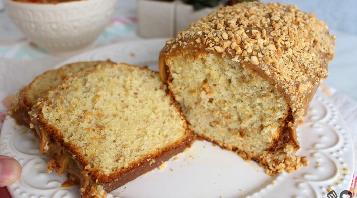 Bolo de amendoim com doce de leite