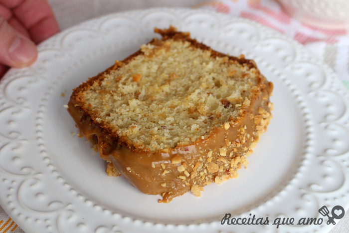 Bolo de amendoim com doce de leite