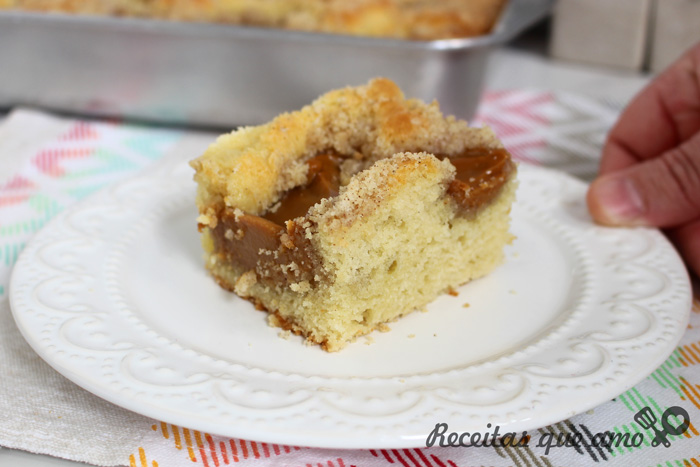 Bolo cuca fofinho com recheio de doce de leite