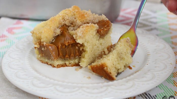 Bolo cuca fofinho com recheio de doce de leite
