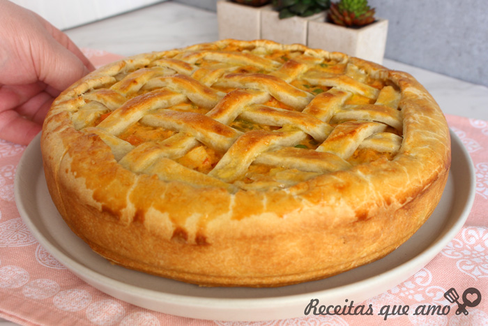 Empadão com recheio cremoso de legumes