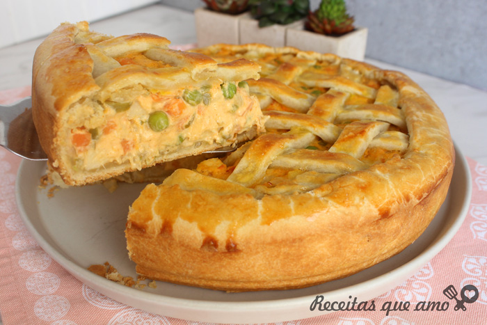 Empadão com recheio cremoso de legumes