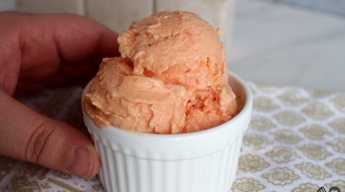 Sorvete cremoso com 2 ingredientes