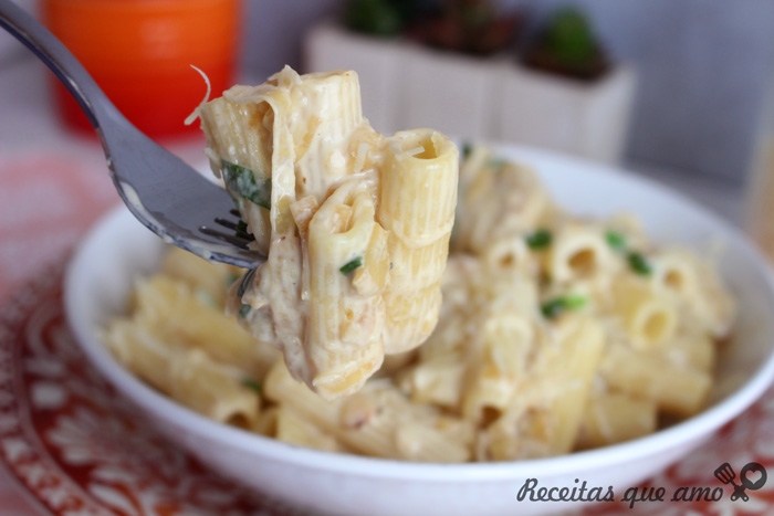 Massa ao molho de cebola caramelizada