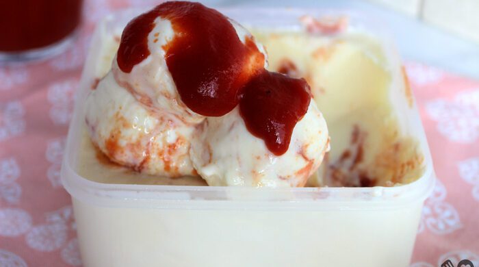 Sorvete de queijo com calda de goiabada