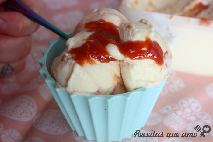 Sorvete de queijo com calda de goiabada