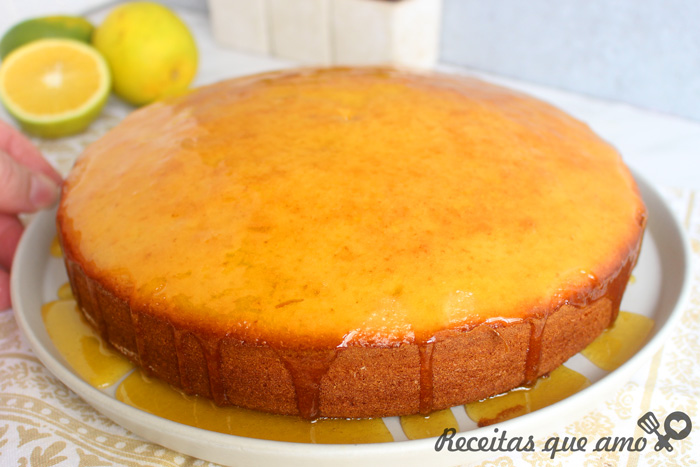 Bolo de laranja com calda caramelada