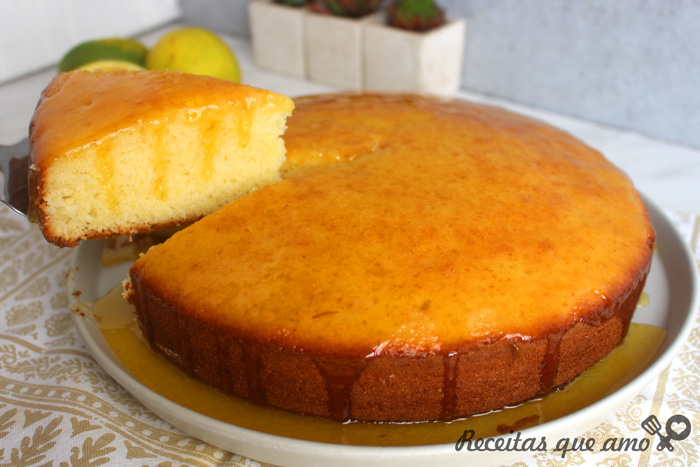 Bolo de laranja com calda caramelada