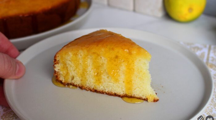 Bolo de laranja com calda caramelada