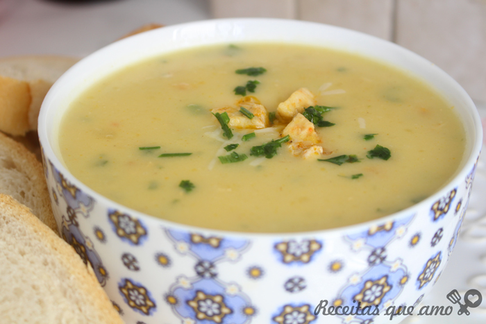 Sopa cremosa de mandioquinha com frango