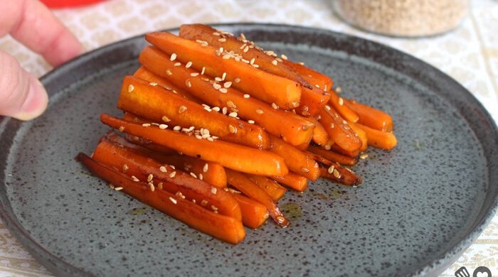 Cenoura glaceada com gergelim