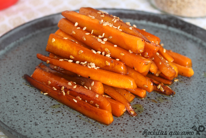 Cenoura glaceada com gergelim