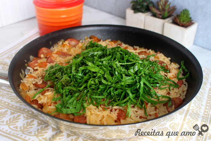 Arroz com linguiça e couve