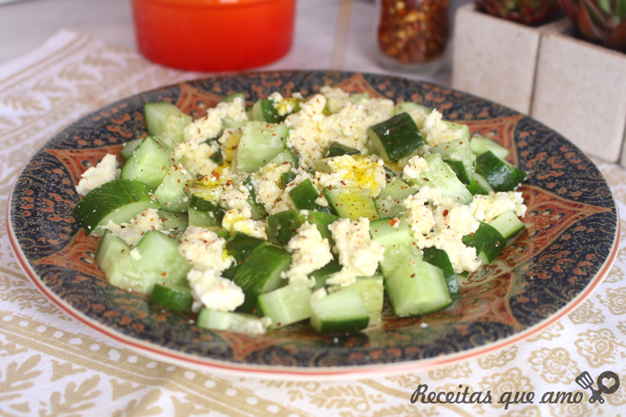 Salada cremosa de pepino
