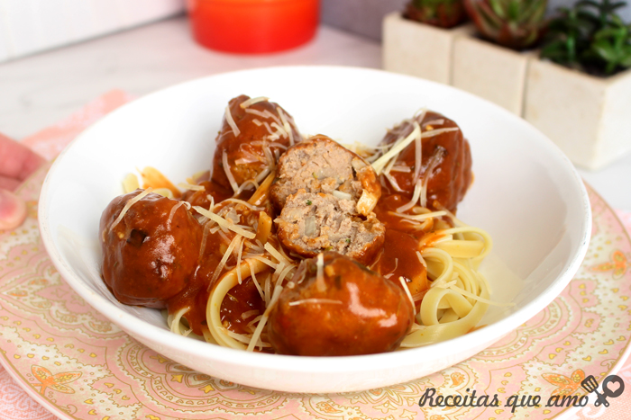 Almôndegas com molho de tomate