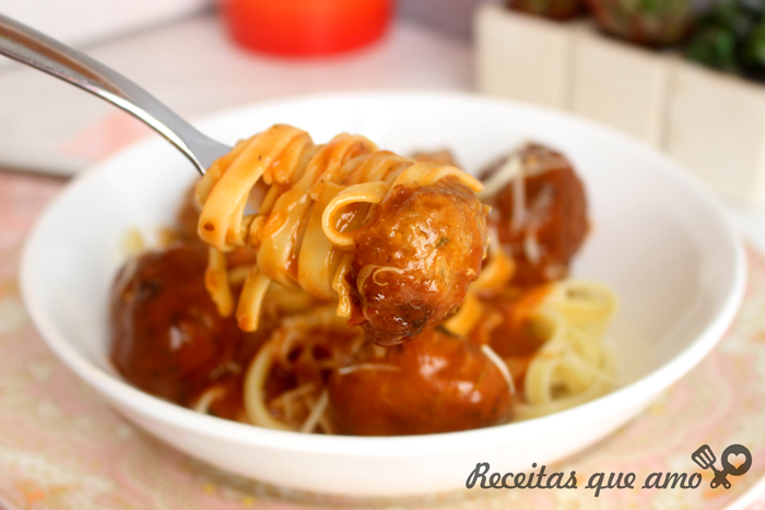 Almôndegas com molho de tomate