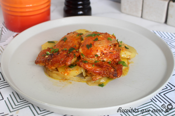 Frango assado com batata e cebola Frango assado com batata e cebola