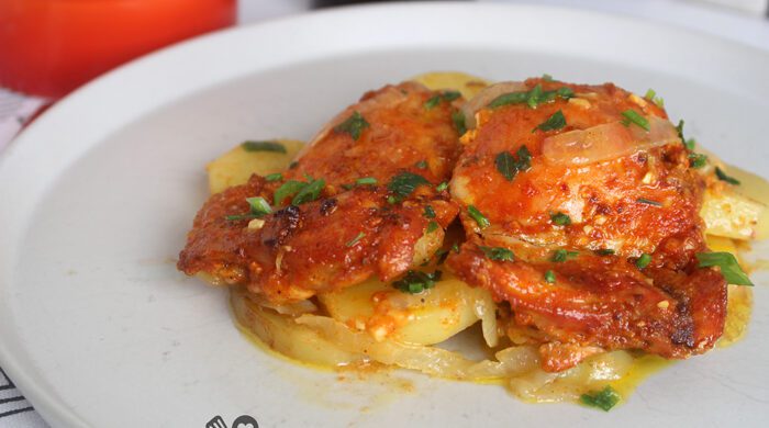 Frango assado com batata e cebola