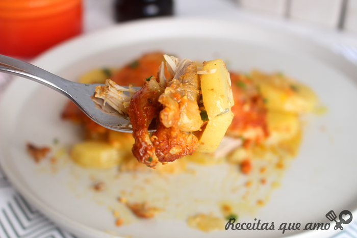 Frango assado com batata e cebola Frango assado com batata e cebola