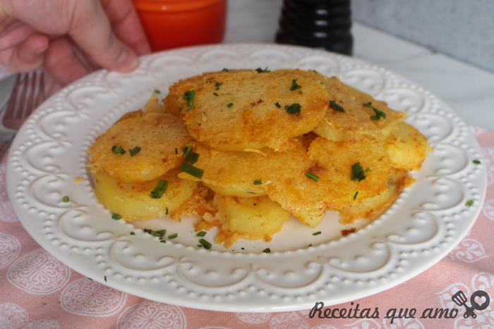 Batata com crosta de parmesão