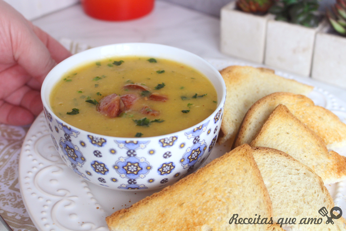 Sopa de mandioca com calabresa