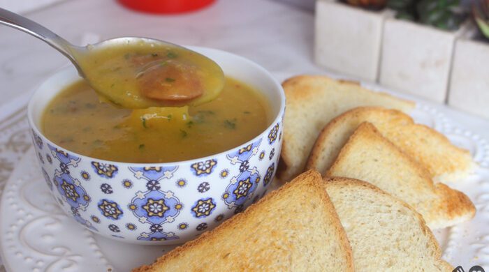 Sopa de mandioca com calabresa