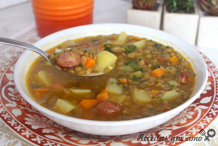 Sopa de lentilha com legumes