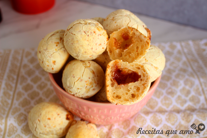 Pão de queijo recheado