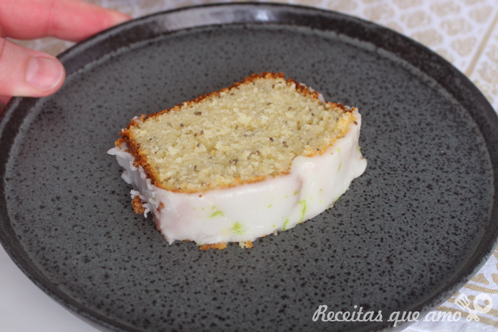 Bolo de limão com chia
