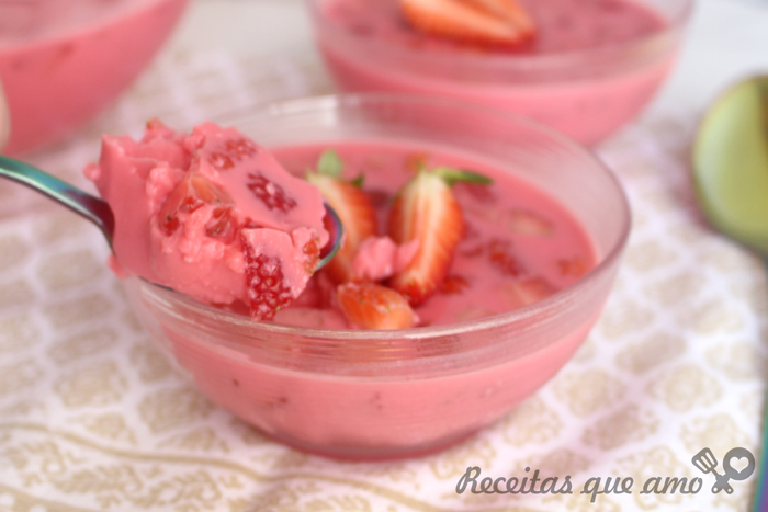 Gelatina cremosa de morango sem açúcar