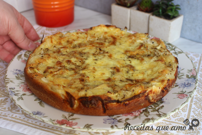 Torta leve de cebola com queijo