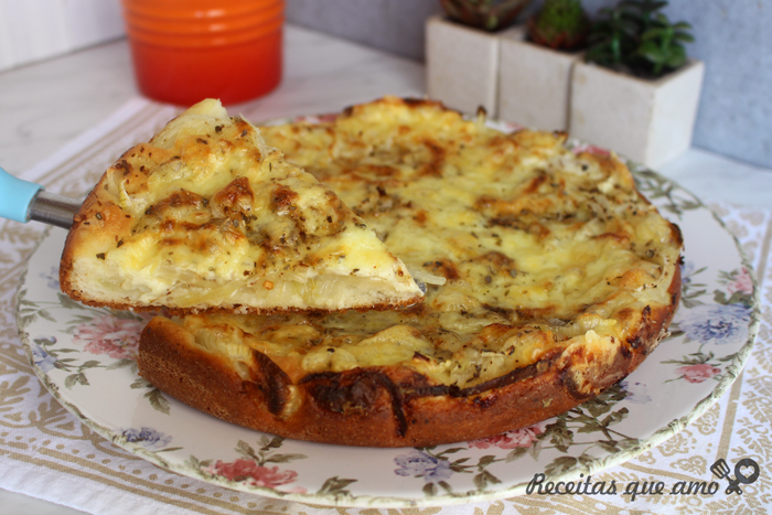 Torta leve de cebola com queijo