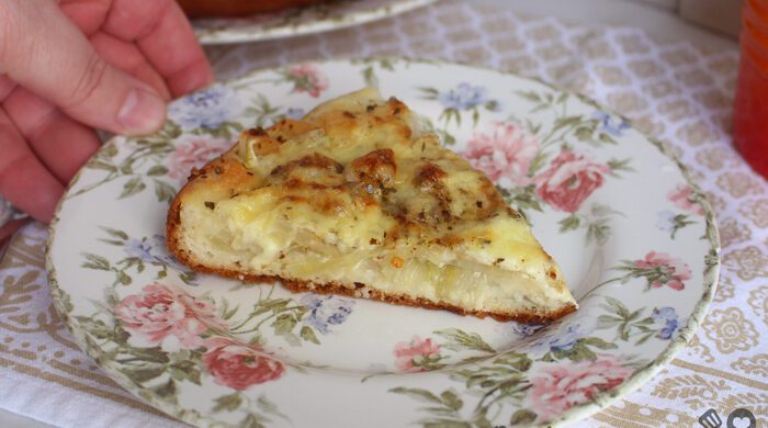 Torta leve de cebola com queijo
