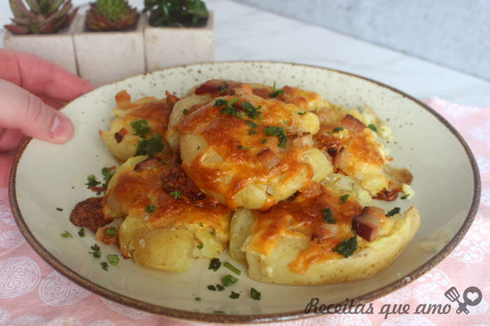 Batata ao murro com queijo e bacon