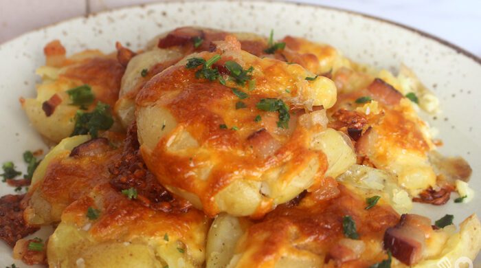 Batata ao murro com queijo e bacon