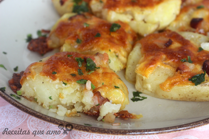 Batata ao murro com queijo e bacon
